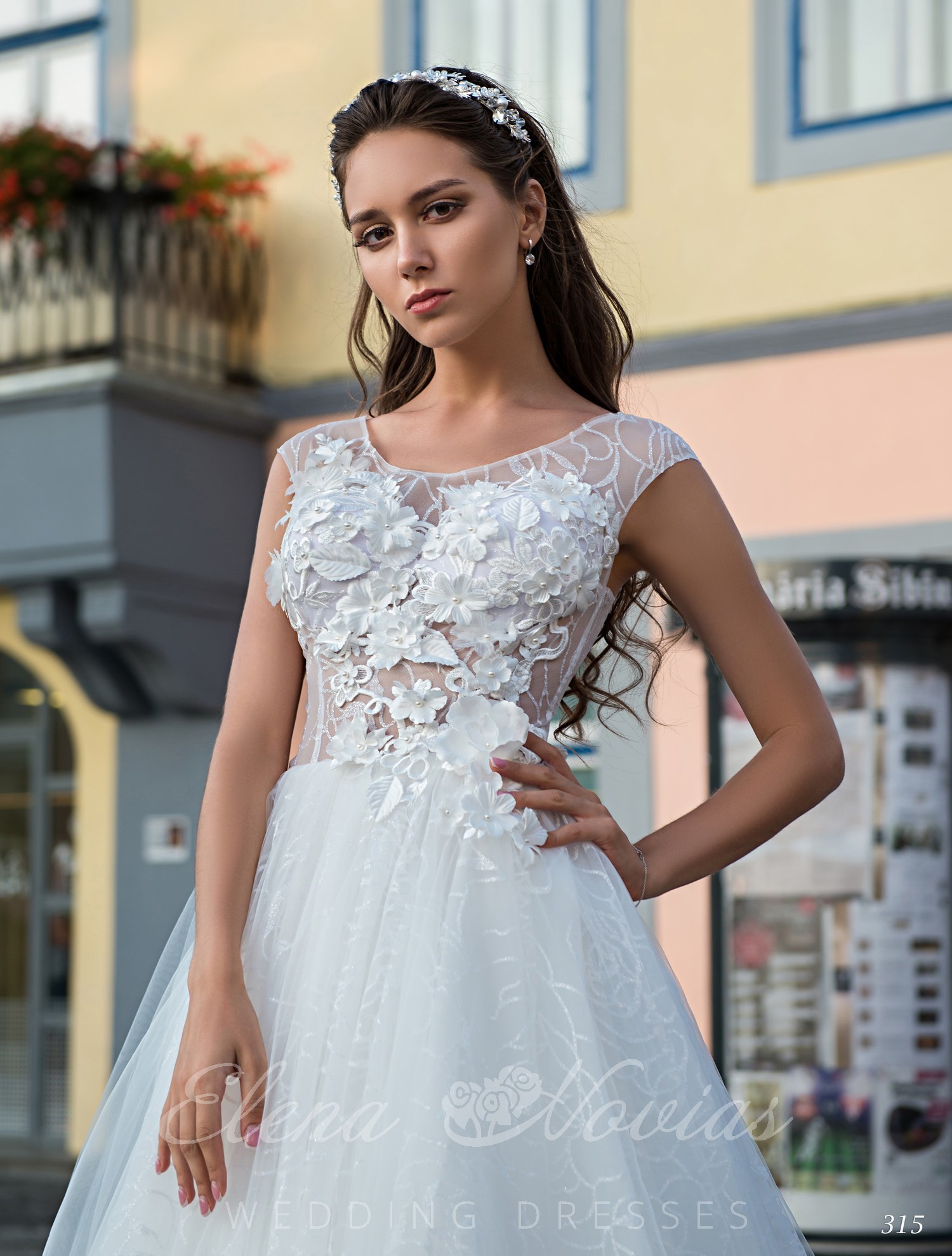 Wedding dress embroidered with 3D appliqués on wholesale